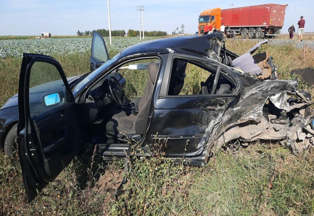 FOTO Accident teribil: Un autotren și o mașină s-au ciocnit, impactul a făcut mai multe victime