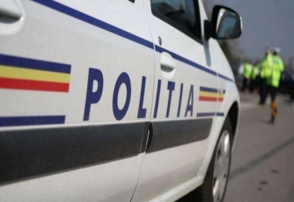 Impact violent între două autoturisme. Două persoane la spital