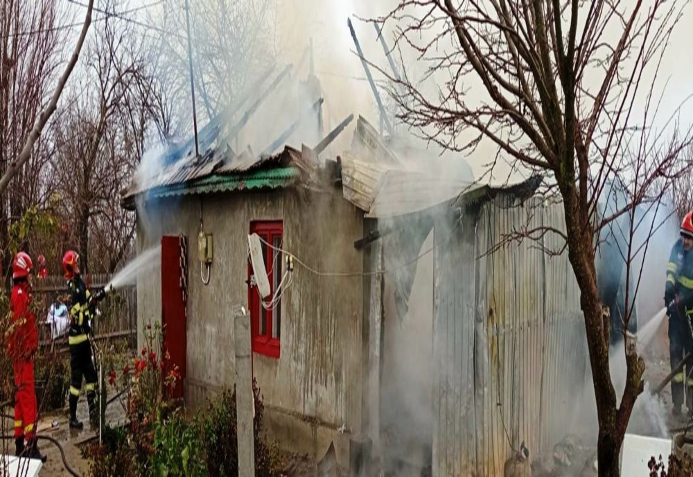 FOTO Au rămas fără acoperiș deasupra capului înainte de Crăciun