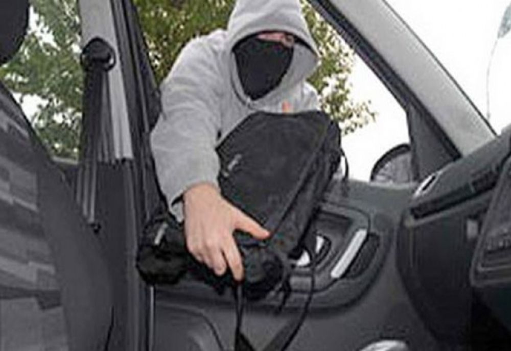 Spărgători de mașini, prinși de polițiști