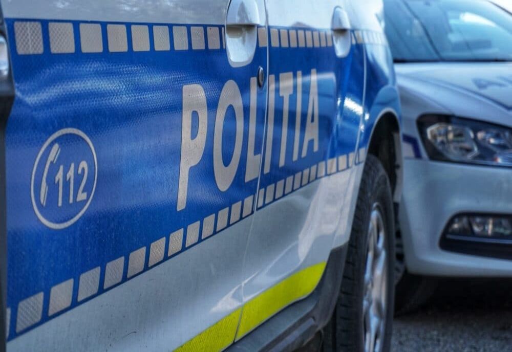 Doi polițiști au căzut cu mașina în râu. Ei urmăreau un autoturism care nu a oprit la semnalele acestora