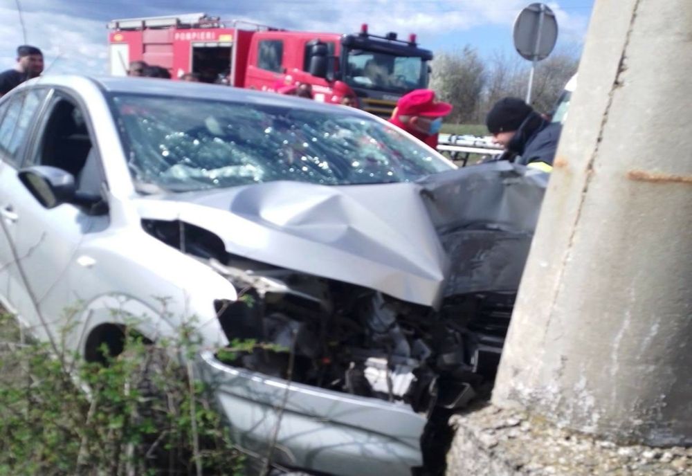 S-a înfipt cu mașina în stâlp