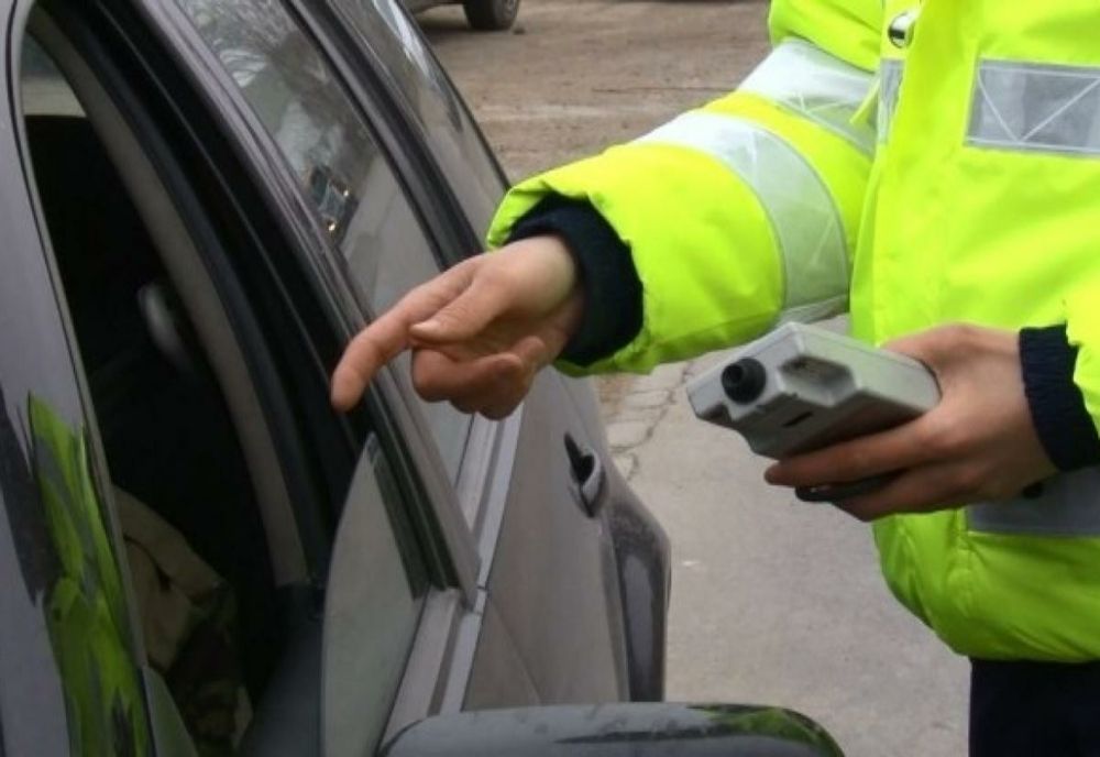 Amețit la volan din cauza consumului de alcool, trezit de polițiști