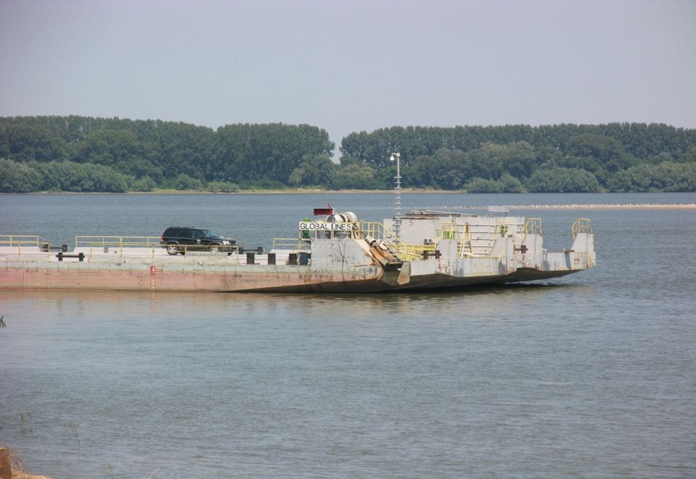 Scad prețurile la trecerea cu bacul între Chiciu și Ostrov