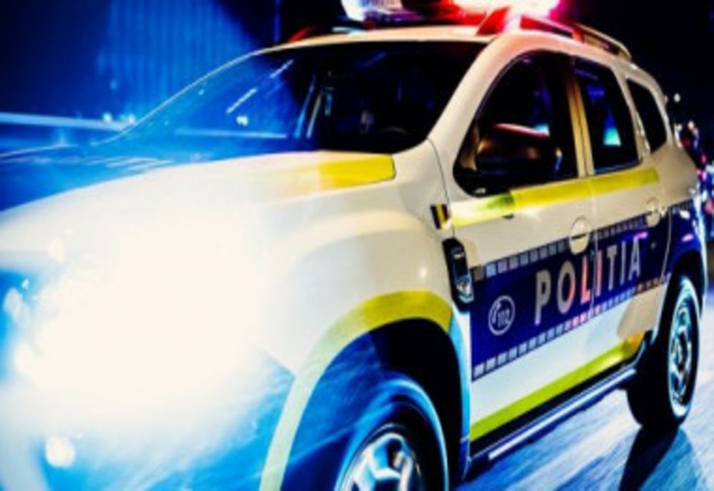 Beat și fără permis a pierdut controlul volanului și s-a urcat cu mașina pe gardul unei case