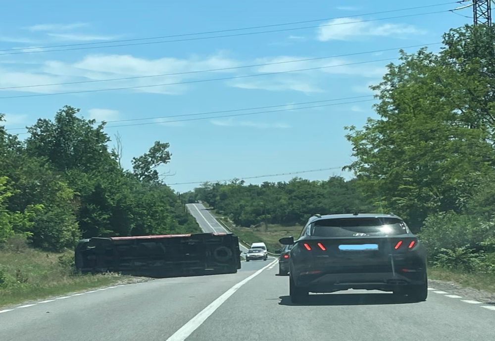 Cascadorie pe șosea, mașină răsturnată pe DN3