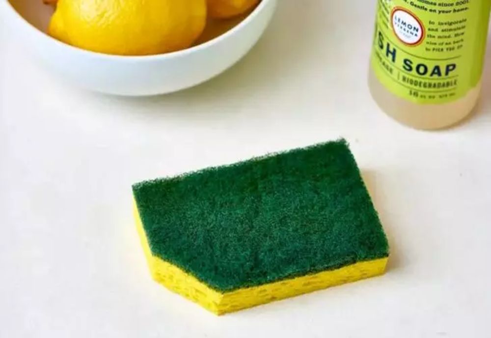 De ce trebuie să tai colțul de la buretele de vase. Trucul genial pe care trebuie să-l încerci