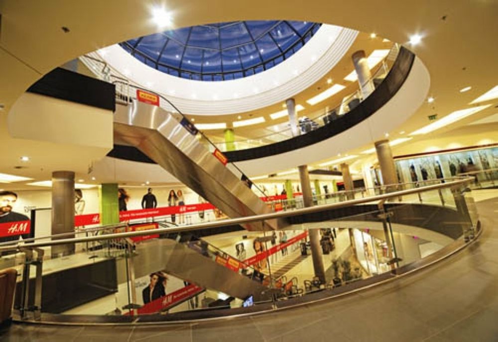 De sărbători, românii fac cumpărături la mall și plătesc cash