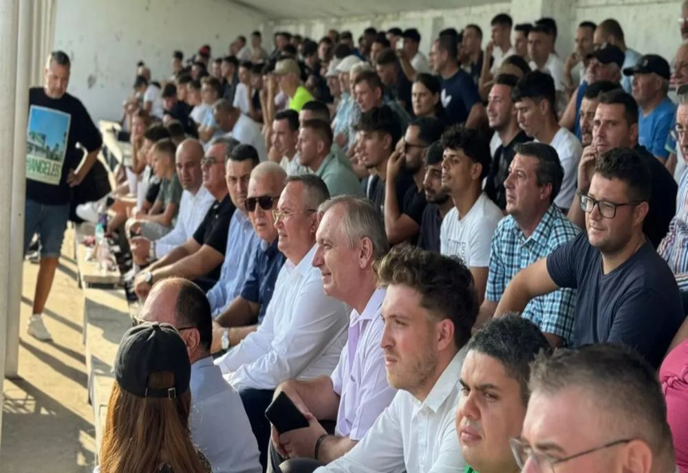 NICOLAE CIUCĂ, TUR DE FORȚĂ PRIN ȚARĂ. LIDERUL PNL A PARTICIPAT LA INAUGURAREA NOII BAZE SPORTIVE DIN CALAFAT ȘI A URMĂRIT O PARTIDĂ DE FOTBAL