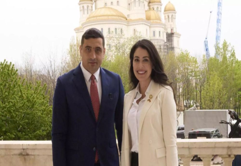 GEORGE SIMION, ALĂTURI DE UNUL DINTRE TRIMIȘII SUA ÎN ROMÂNIA: M-AM ASIGURAT CĂ REPUBLICANII PREZENȚI VOR AFLA ADEVĂRUL 