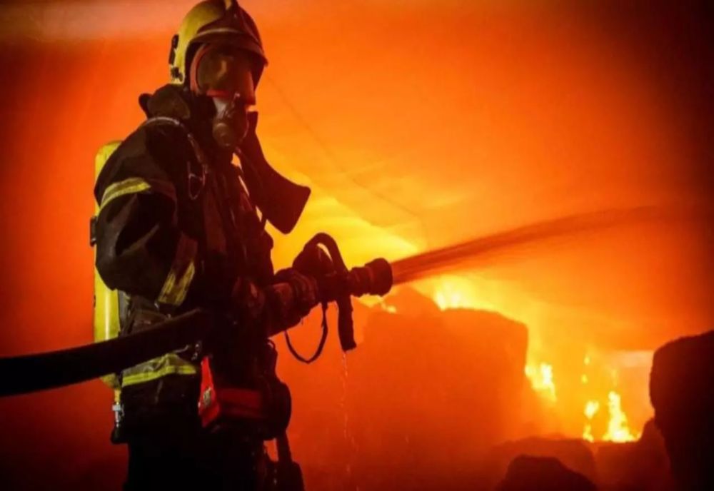 Incendiu devastator într-un bloc din județul Iași: o femeie a murit, doi bărbați au fost răniți