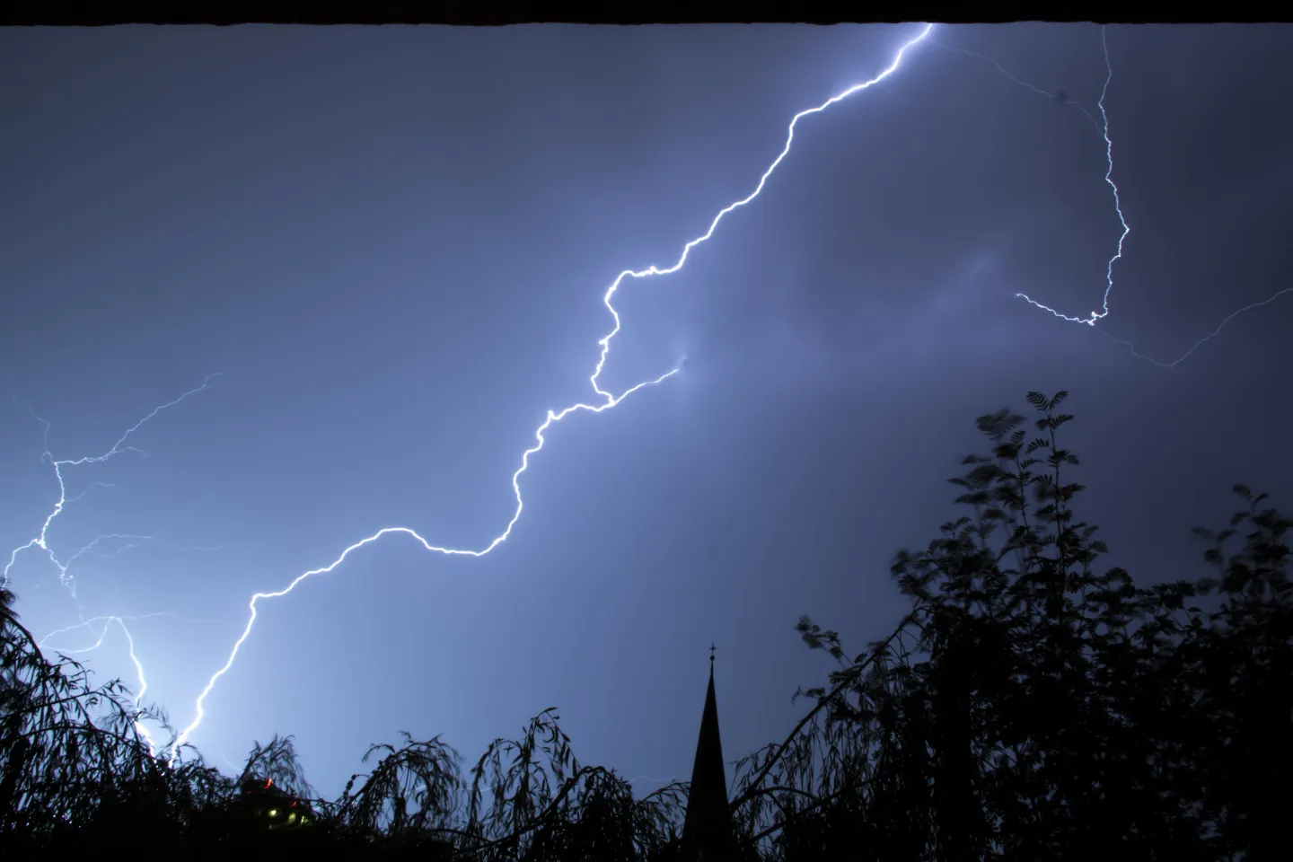 România, sub asediul furtunilor. Meteorologii au emis Cod Galben de averse torențiale și vijelii