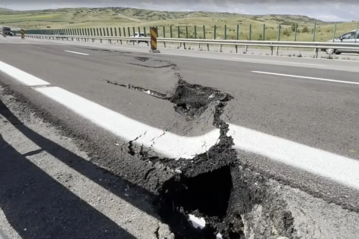 Autostrada A10 Sebeș-Turda cedează din nou. Fisurile se întind pe zeci de metri