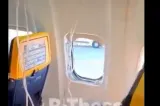 Clipe de groază în avion după ce un geam s-a spart în timpul zborului. ”Jumătate din om era afară pe fereastră”