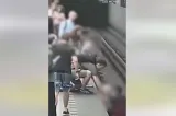 Momentul în care un copil de 7 ani cade la metrou, chiar înainte de sosirea trenului