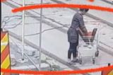 Scene de comedie în București. O femeie a încercat să plece cu șine de tramvai într-un cărucior de supermarket - VIDEO