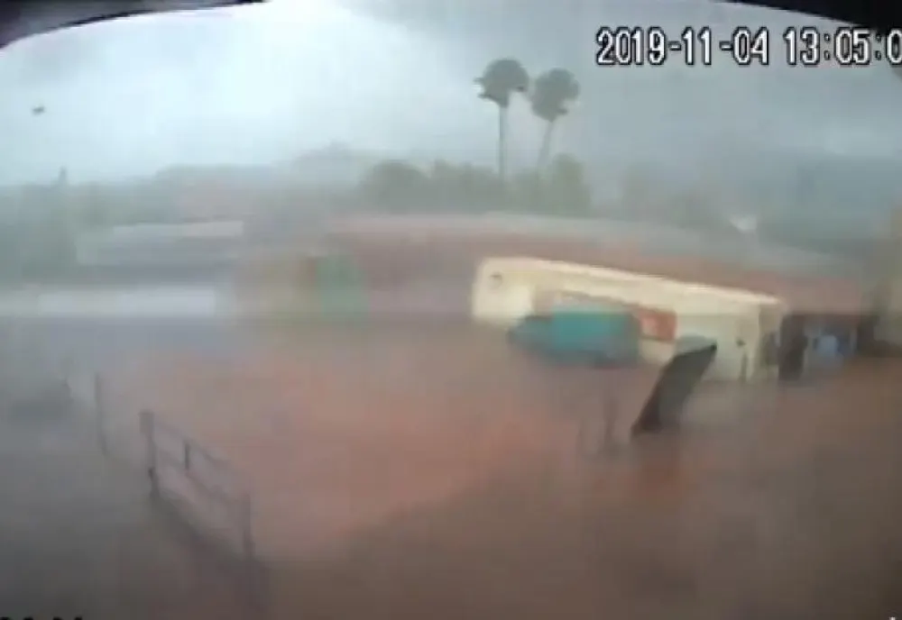 VIDEO. Momentul în care o fabrică a fost spulberată de o tornadă în Grecia