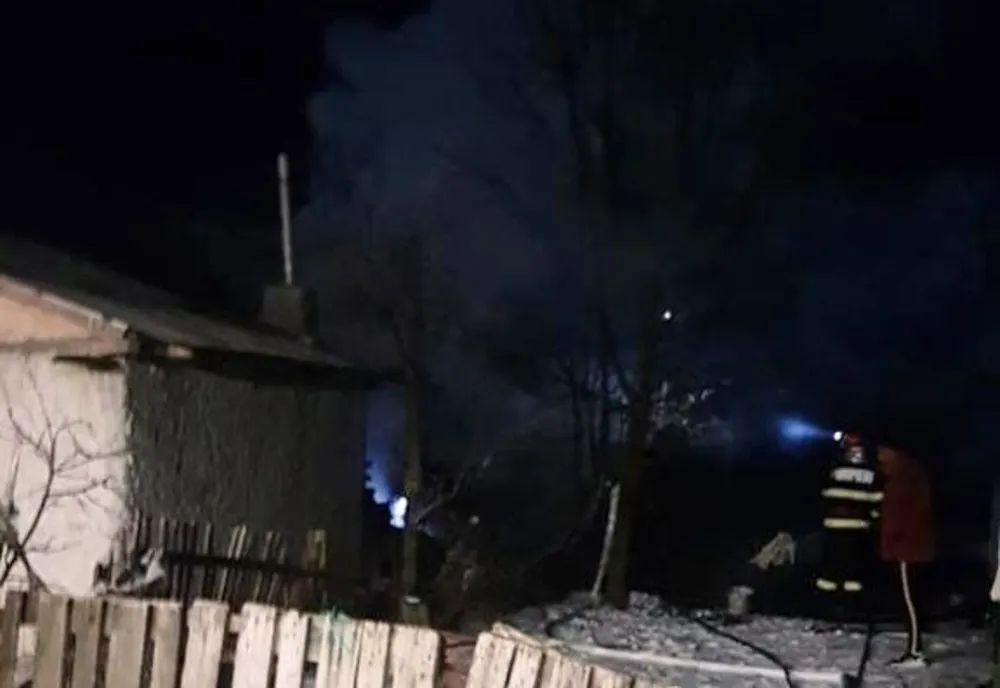 Casă din Valea Argovei cuprinsă de flăcări! Pompierii au reușit să limiteze pagubele