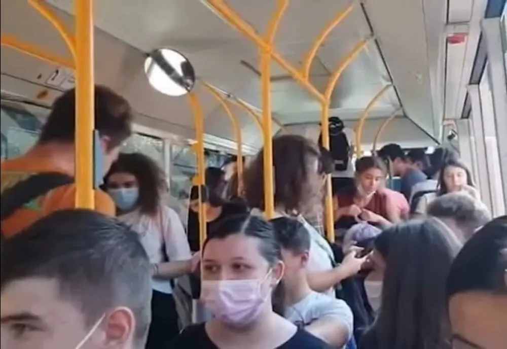 VIDEO| Pasageri îngrămădiți și fără măști in autobuz. Pericol de contaminare