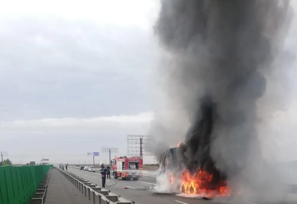 FOTO Autocamion în flăcări pe A2 București- Constanța. Traficul a fost restricționat