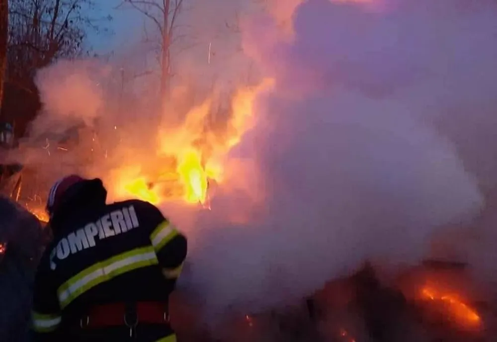 Incendiu violent la o casă din Satnoieni