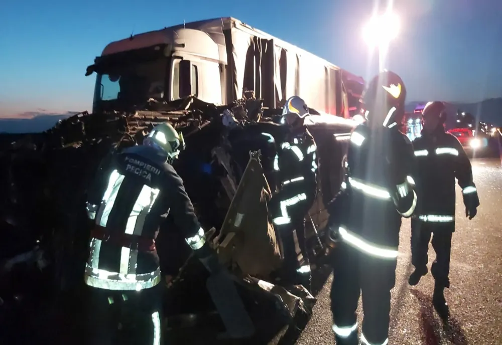 Micobuz plin cu pasageri, spulberat de TIR, în județul Arad: planul roșu de intervenție, activat, un mort și mai mulți răniți