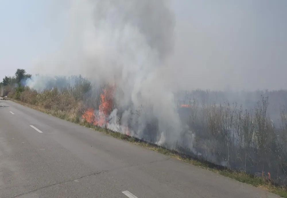 Incendiu violent cu degajări mari de fum în Slobozia. Autoritățile în alertă