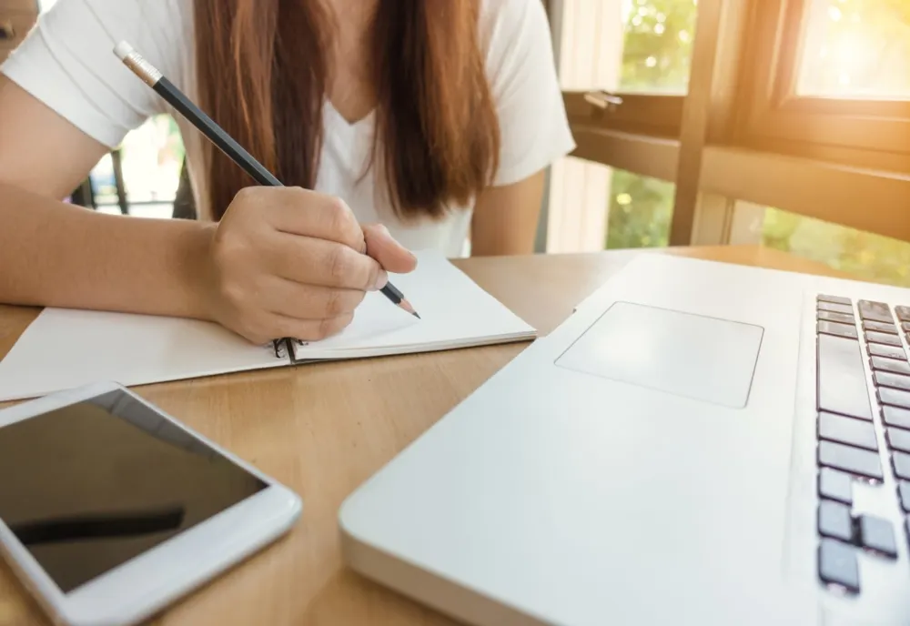 Peste 3.000 de elevi din Călăraşi fac școala online