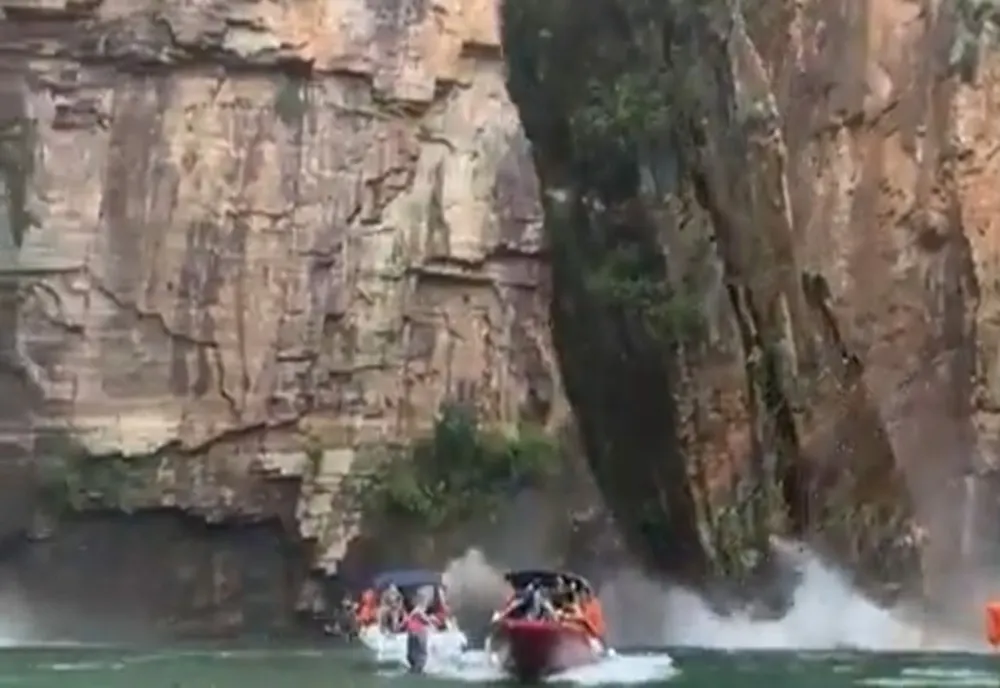 VIDEO Stâncă uriașă prăbușită peste turiști