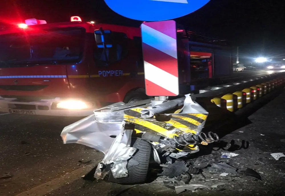 FOTO Accident mortal. Mașină intrată în parapet