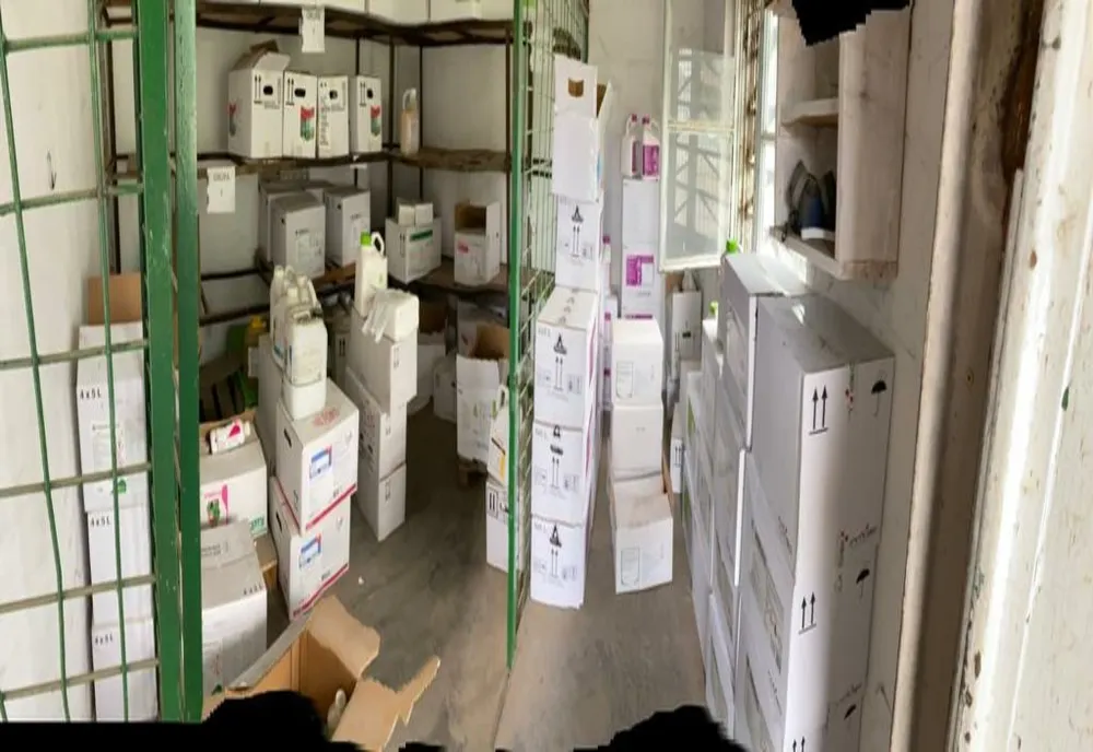 Pericol pentru mediu la Lehliu Gară. Cantități impresionante de substanțe pentru protecția plantelor, expirate, găsite de polițiști
