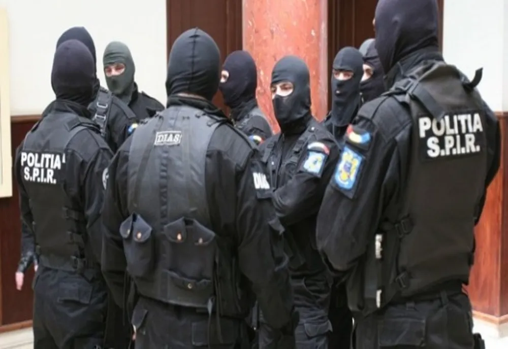 VIDEO Percheziții de amploare în Călărași. 8 persoane săltate de mascați și duse la audieri