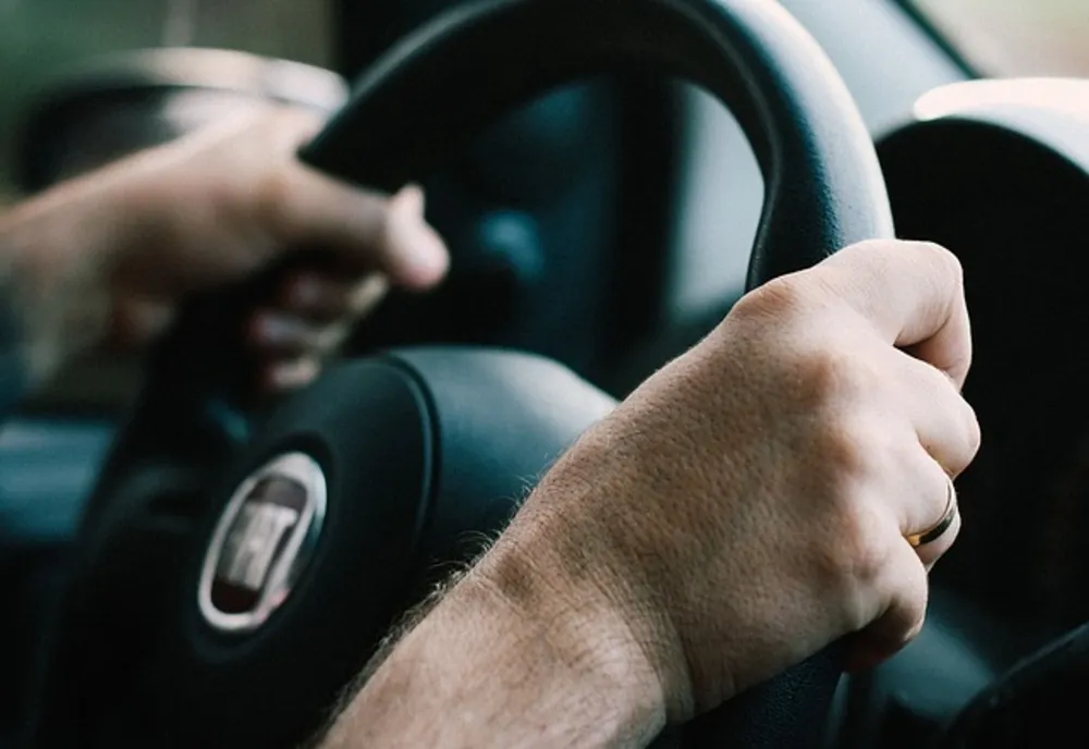 Cod Rutier 2023. Amenda uriașă pe care o primești dacă înjuri sau arăți semne obscene în trafic. Sancțiunea se aplică și pasagerilor