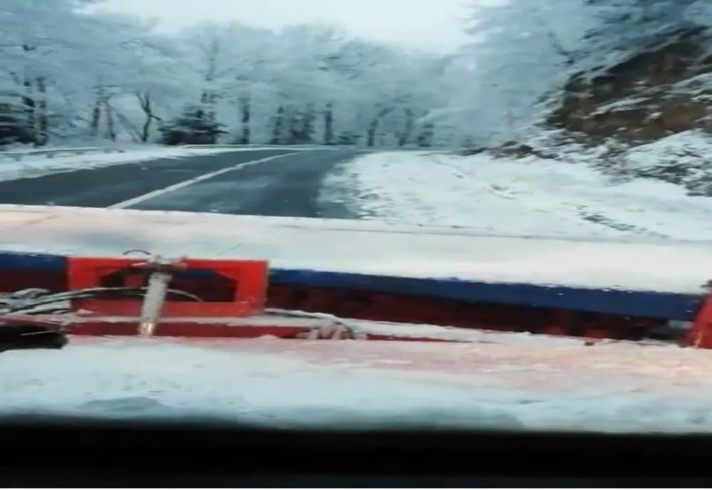 Continuă deszăpezirea pe Transfăgărășan