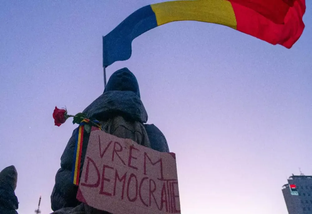 ÎMBRÂNCELI ÎNTRE PARTICIPANȚI LA UN PROTEST ANTIGUVERNAMENTAL ȘI JANDARMI, ÎN FAȚA PALATULUI VICTORIA