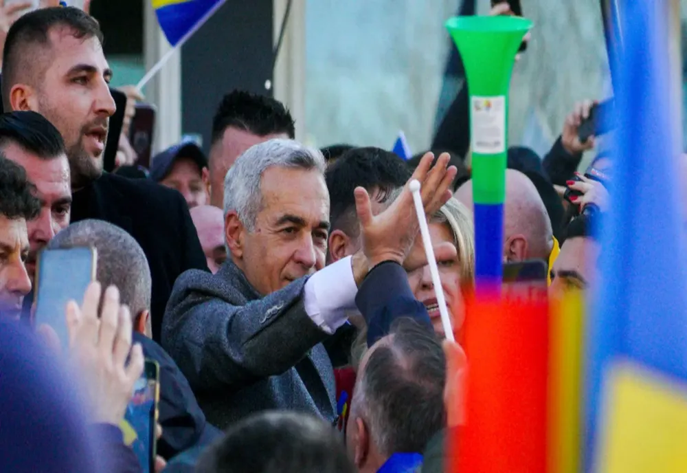 PROCURORII AU EXTINS ANCHETA PENALĂ ÎN CAZUL LUI CĂLIN GEORGESCU. LIDERUL SUVERANSIT A PĂRĂSIT PARCHETUL, ÎN URALELE NUMEROȘILOR SUSȚINĂTORI - VIDEO