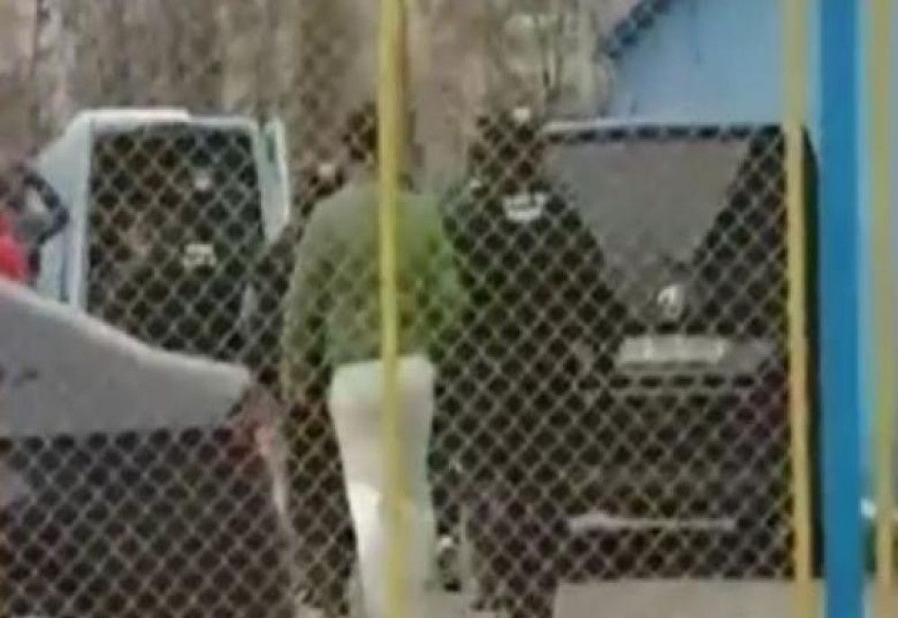 VIDEO | Scene halucinante: Antrenorul echipei lui Valentin Dragnea, fost căpitan la Steaua, ridicat de mascați de pe teren