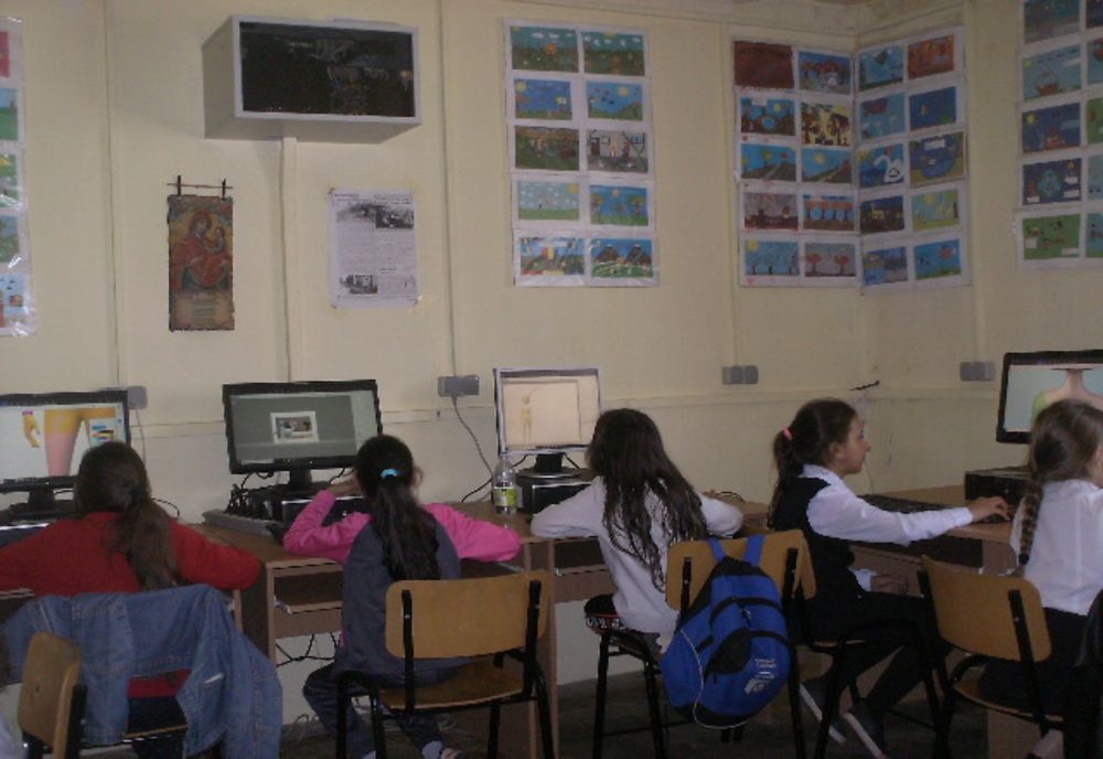 15 calculatoare donate către Școala Gimnazială „Dimitrie Ion Ghica” - Radovanu