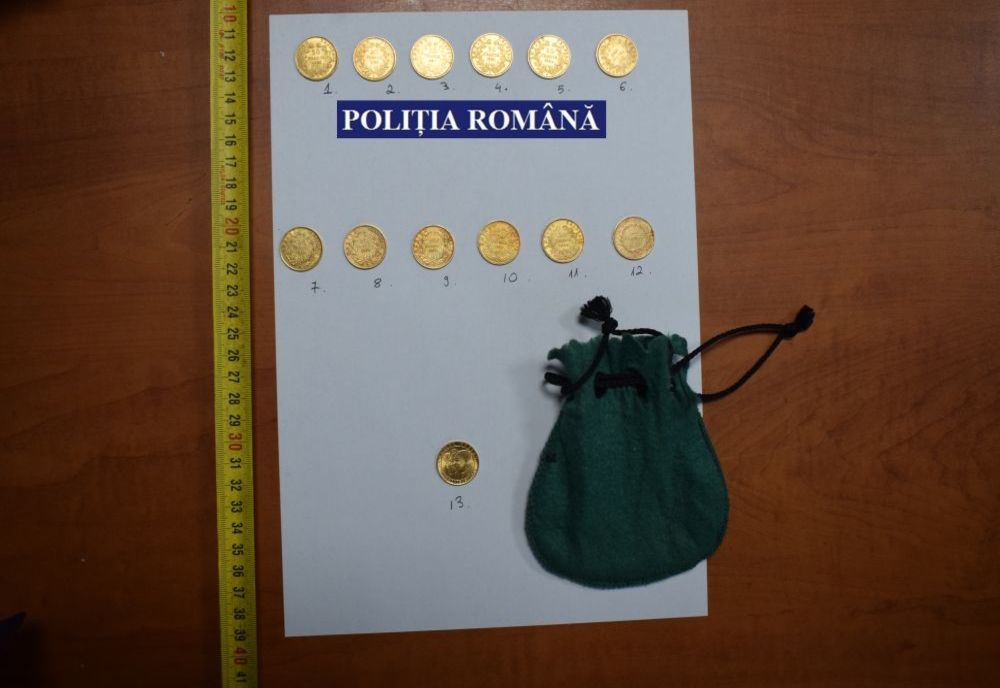 13 monede din aur de patrimoniu găsite de 5 călărășeni în timp ce săpau o groapă. Acestea au fost confiscate!