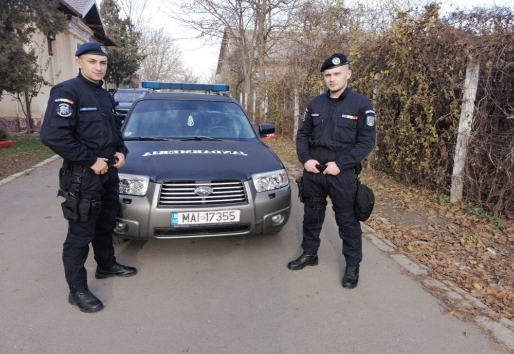 O borsetă cu 15.000 lei a fost găsită de jandarmi și restituită proprietarului