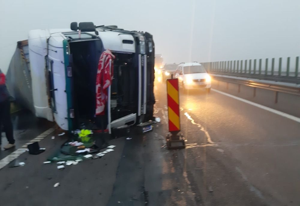 Un TIR s-a răsturnat pe autostrada A2, în dreptul localității Dor Mărunt. Traficul a fost blocat fiind pericol de explozie