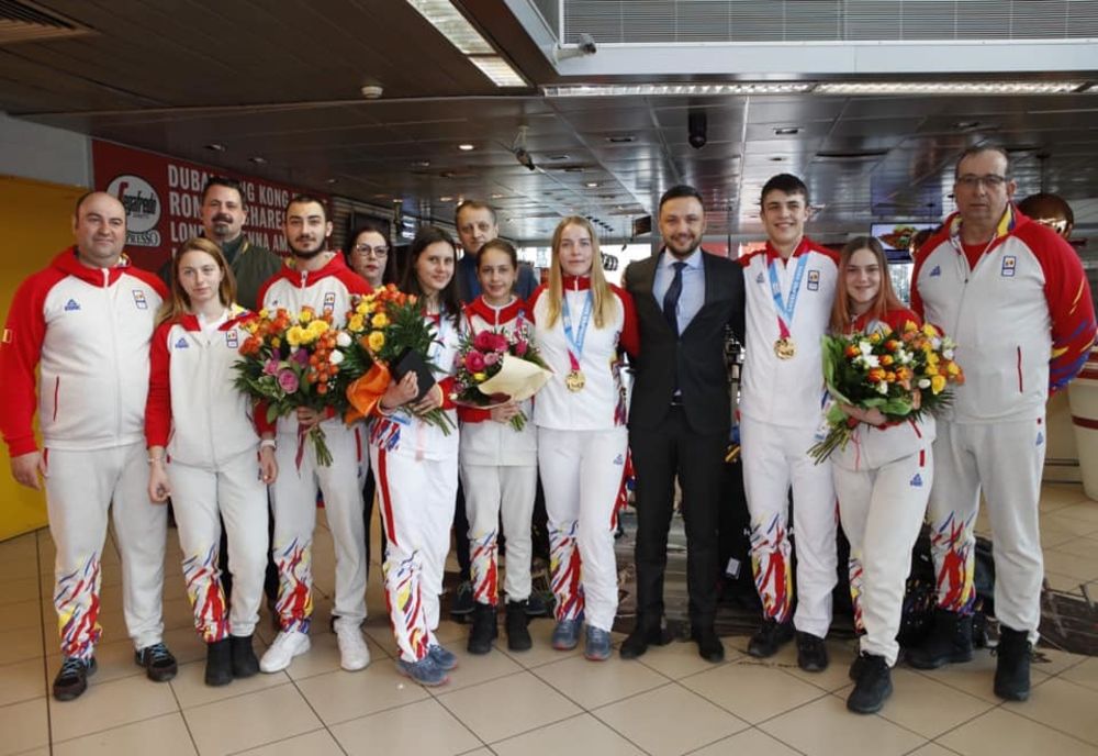 Campionii olimpici de tineret la monobob, întâmpinați cu flori la aeroport