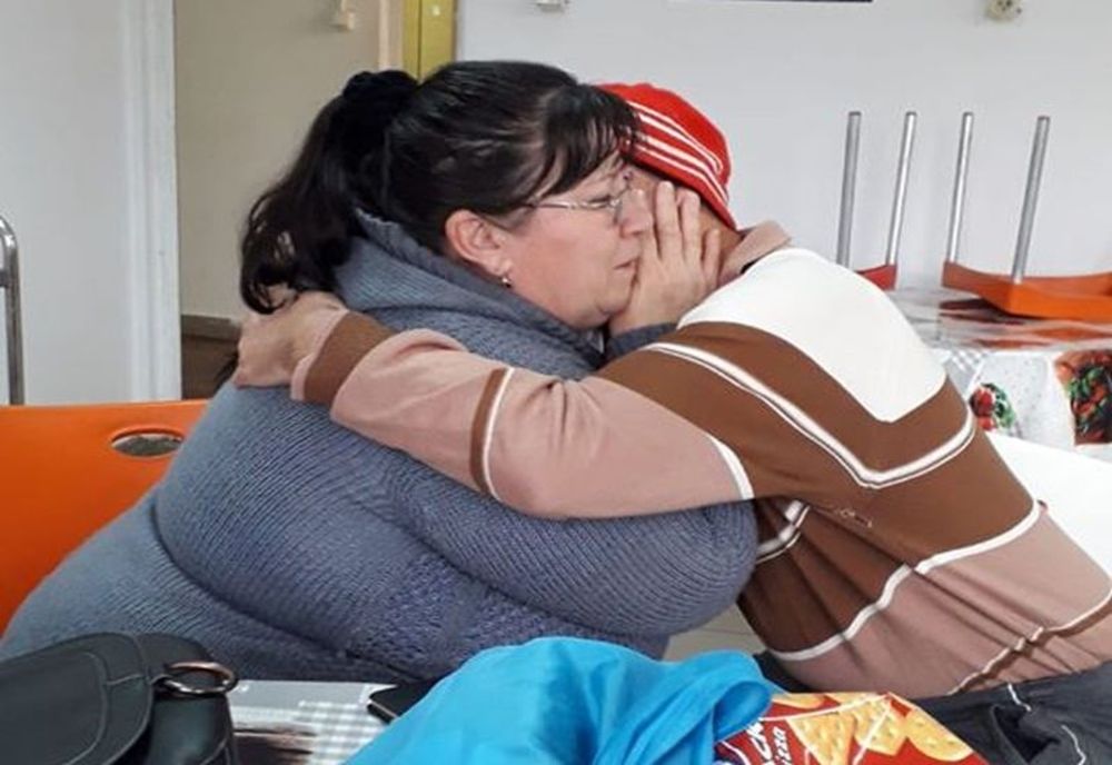 Un tânăr și-a regăsit mama dunpă 19 ani cu ajutorul polițiștilor călărășeni