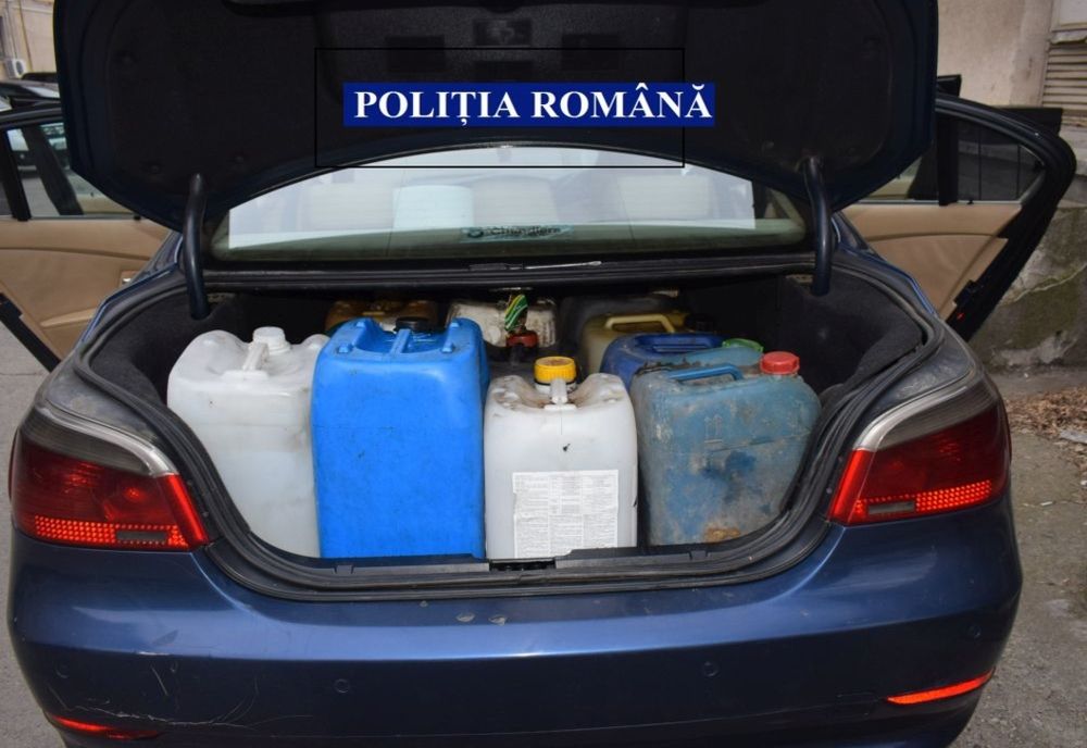 Polițiștii călărășeni au reținut 2 bărbați din Dragalina care furau motorină din tirurile parcate pe A2