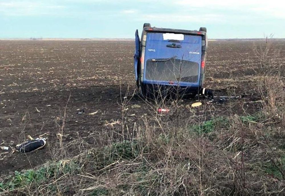 Un microbuz cu 9 persoane la bord s-a răsturnat pe raza localității Lehliu Gară