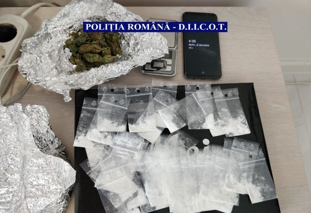Percheziții în Călărași la persoane bănuite de trafic de droguri de risc și mare risc