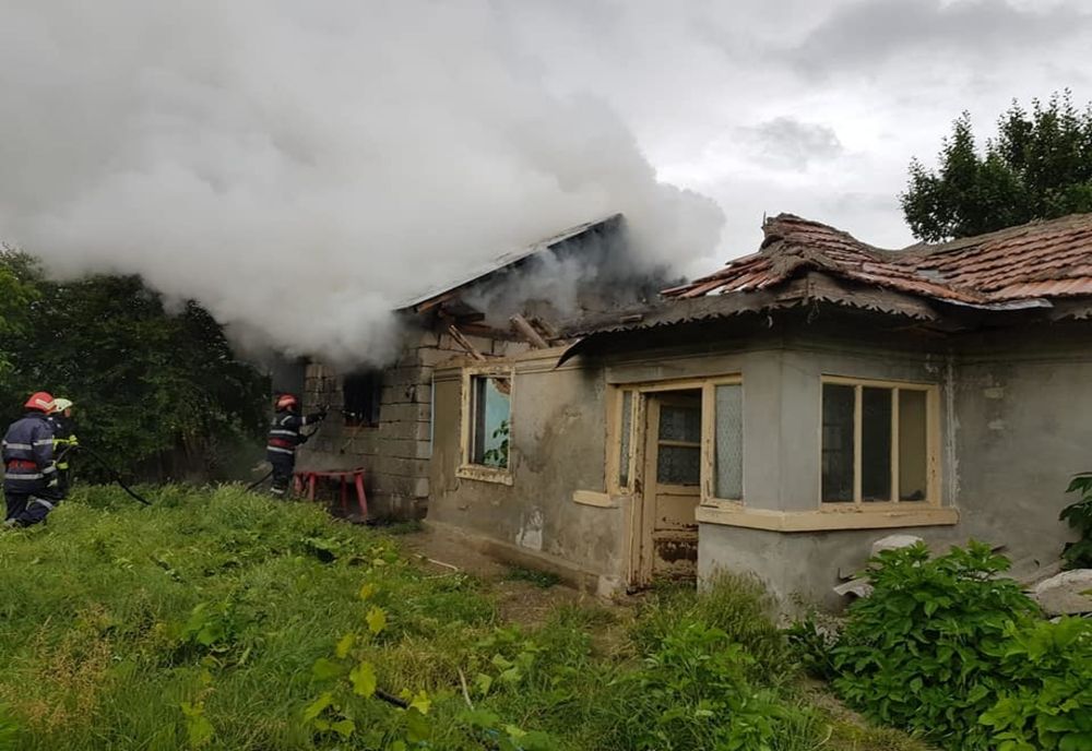 Incendiu de locuință în localitatea Modelu, pe strada Liliacului