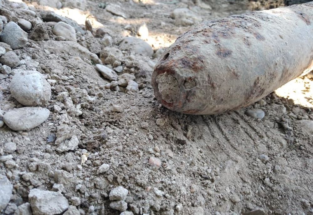 FOTO| Proiectil de artilerie, din perioada conflictelor militare, găsit în localitatea Borcea