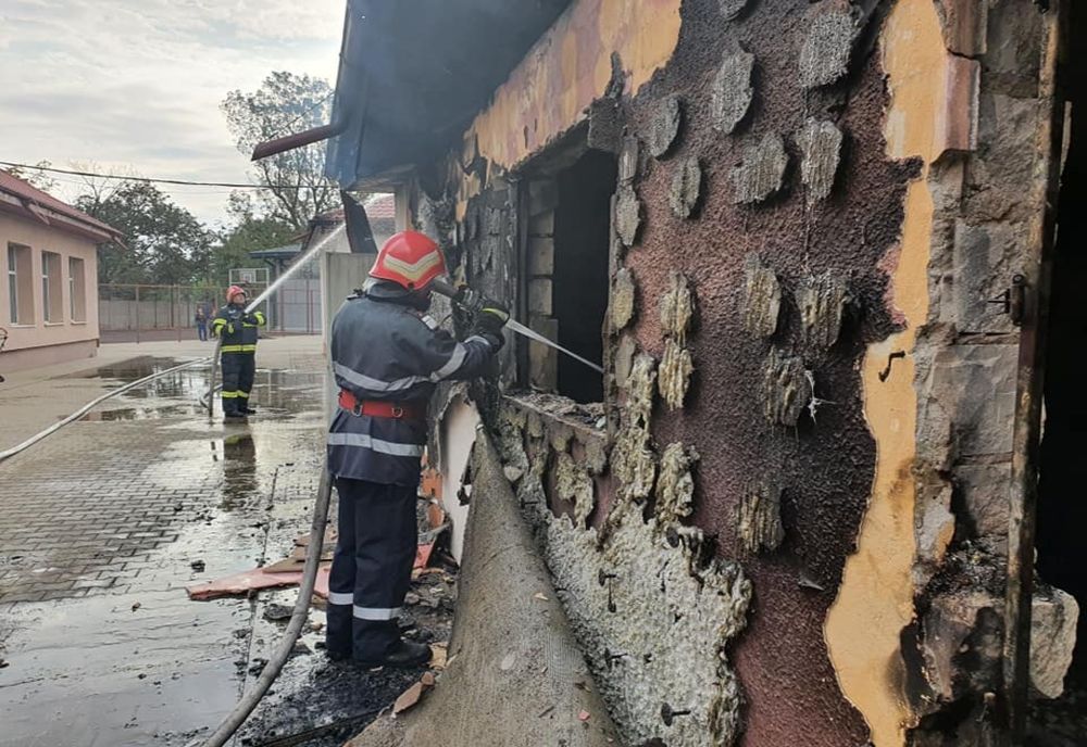 FOTO| Incendiu violent la o şcoală dintr-o comună din Călărași