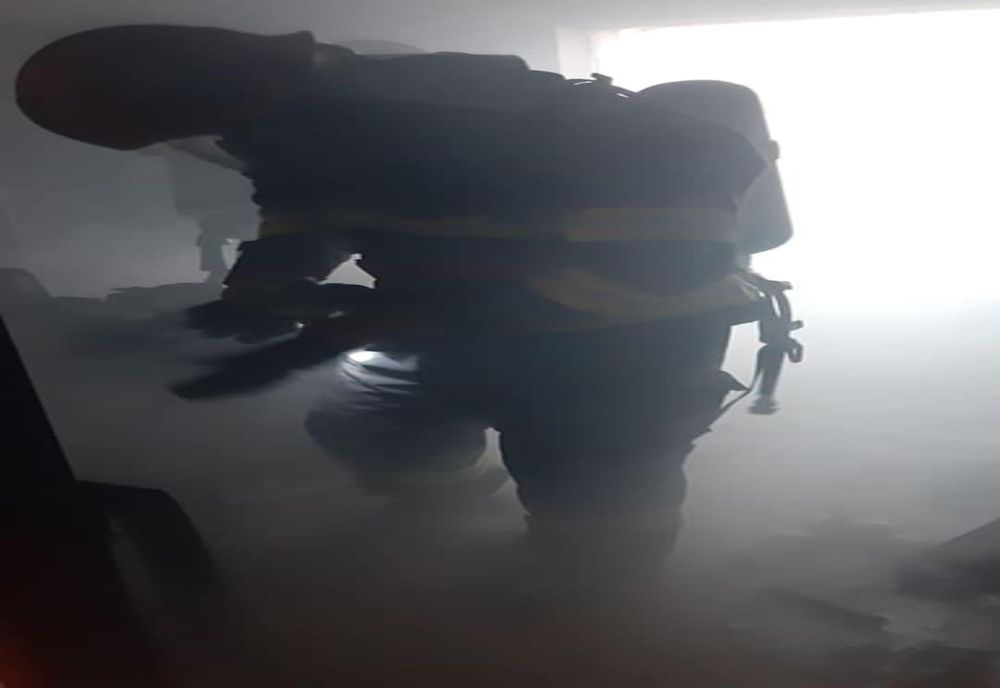 FOTO Incendiu într-un apartament din Călărași. Un bărbat intoxicat cu fum
